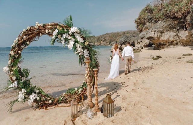 Coastal Celebrations tablescape — elevated coastal floral design with gold accents and lush tropical greenery, image 6 of 7 — Lux Events by Michelle